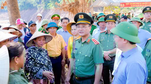 'Vượt nắng, thắng mưa, xuyên ngày, xuyên đêm' xây dựng trường, nhà cho người dân bị thiệt hại do mưa lũ