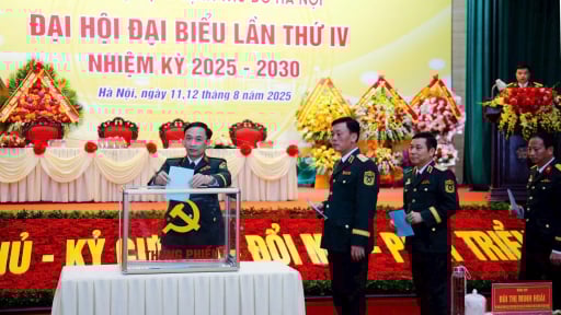 Bí thư Hà Nội Bùi Thị Minh Hoài giữ chức Bí thư Đảng ủy Bộ Tư lệnh Thủ đô