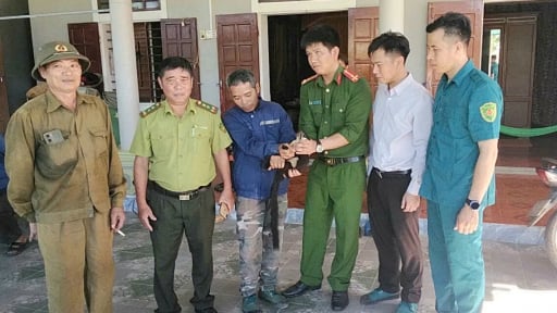 Đang giữ con sóc đen quý hiếm, một người dân Quảng Trị giao nộp cho kiểm lâm để thả về rừng tự nhiên