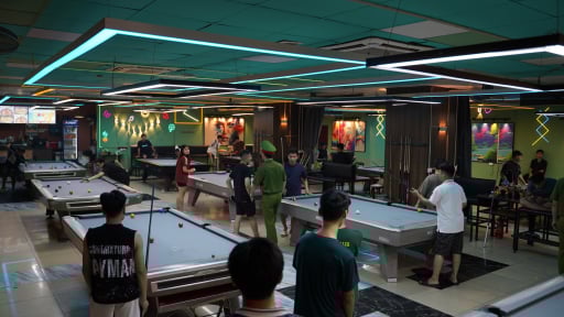 Một ngày ra quân 'gom' vi phạm, từ dọn vỉa hè đến chặn quán game thâu đêm ở phường đông dân nhất Hà Nội