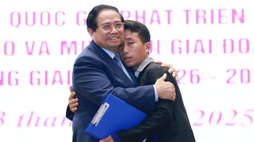 Thủ tướng Phạm Minh Chính động viên Trưởng bản Mùa A Thi cứu 90 người khỏi thảm hoạ lũ quét