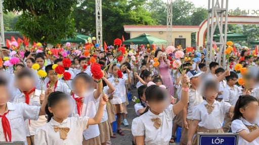 Phụ huynh chỉ cần áo đồng phục cho con nhưng trường 'bắt' mua cả quần: Sao lại bán theo 'combo'?