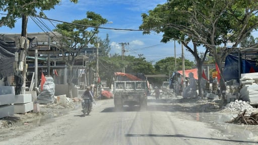 Đà Nẵng: Sống cạnh làng đá, đóng cửa cả ngày vẫn “ăn bụi, nghe ồn”