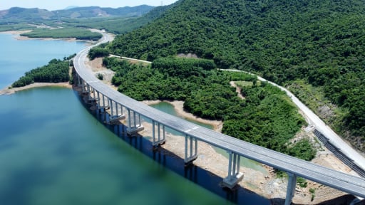 Ngắm khung cảnh trên cao tốc Vũng Áng - Bùng trước ngày thông tuyến