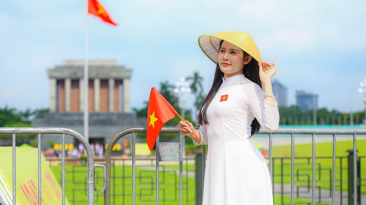 Nhiều người dậy từ 4h, đi hàng chục km, chi tiền triệu chụp ảnh bên Lăng Bác trước thềm đại lễ 80 năm Quốc khánh