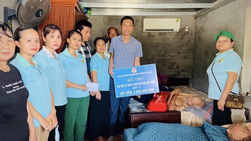 Hội Nông dân phường Việt Hưng (tỉnh Quảng Ninh) hỗ trợ kinh phí cho hội viên, nông dân mắc bệnh hiểm nghèo
