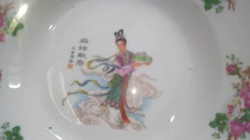 Tiên nữ bê đĩa đào trên chiếc đĩa sứ cô tiên nhà nào cũng có là ai?