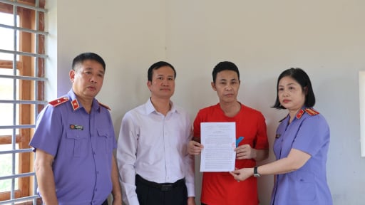 Vụ lĩnh 6 năm tù vì bán gà lôi trắng: Trao quyết định kháng nghị và huỷ bỏ biện pháp tạm giam cho bị cáo