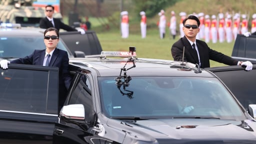 Hình ảnh “siêu ngầu” của sĩ quan Cảnh vệ chuyên bảo vệ yếu nhân khi thực hiện nhiệm vụ A80