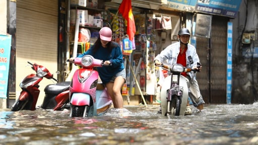  Đường phố Hà Nội thành sông sau mưa lớn, xe chết máy hàng loạt, người dân bì bõm vất vả lội nước 