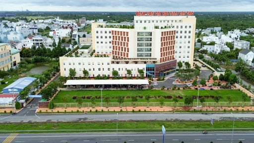 Đường vào Bệnh viện Đại học Nam Cần Thơ bị giới hạn, 'đánh đố' người bệnh