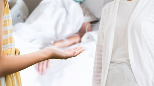 Con dâu “yêu cầu” mẹ chồng chia tiền viện phí cho chồng đang bệnh nặng
