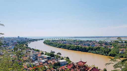 Tháp Champa cổ từ thế kỷ 14 ở tỉnh Phú Yên (cũ) soi bóng xuống dòng sông Chùa đẹp như phim