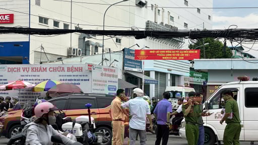 Người phụ nữ đi xe máy tử vong sau va chạm với xe chở hàng tại đường Quang Trung, kẹt xe nghiêm trọng