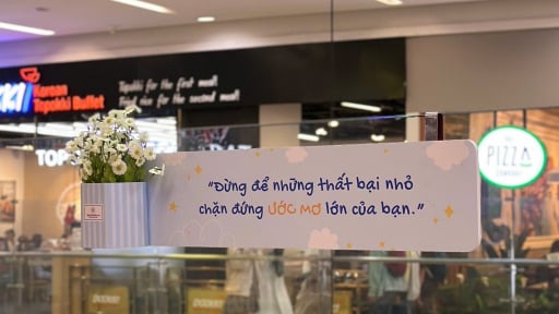 Dòng chữ bất ngờ tại Vạn Hạnh Mall khiến nhiều người như được chữa lành