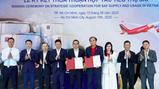 Vietjet bắt tay Petrolimex sử dụng nhiên liệu SAF, thúc đẩy chuyển đổi xanh hàng không 