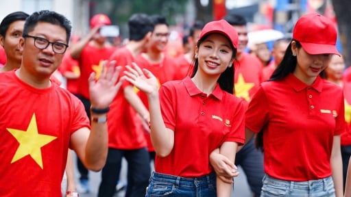 Nghìn người 'nhuộm đỏ' hồ Gươm hưởng ứng đi bộ “Cùng Việt Nam tiến bước”
