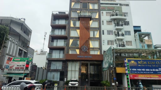 Nghi mâu thuẫn ghen tuông, người phụ nữ 41 tuổi cắt cổ bạn trai kém 11 tuổi trong khách sạn
