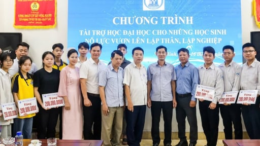 Trao học bổng trị giá hơn 2 tỷ đồng cho học sinh ở Ninh Bình