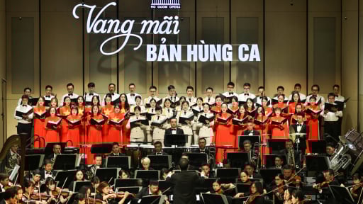 Màn đại hợp xướng 50 ca sĩ hát cùng Dàn nhạc Giao hưởng Việt Nam gây xúc động 