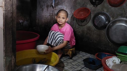Bé gái 9 tuổi bị ung thư mắt và giấc mơ trong góc nhà dột nát