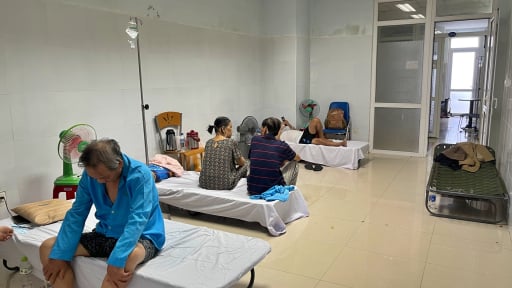 Xót xa cảnh bệnh nhân nằm hành lang, giường xếp trong phòng bệnh ở Bệnh viện Ung bướu Đà Nẵng