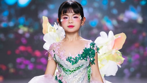 Mẫu nhí 8 tuổi “chiếm sóng” sàn diễn trong tuần lễ thời trang trẻ em