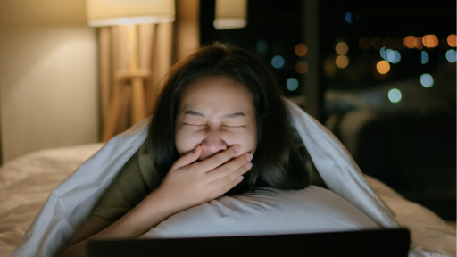Ngủ quên khi xem TV có thực sự làm hỏng giấc ngủ?