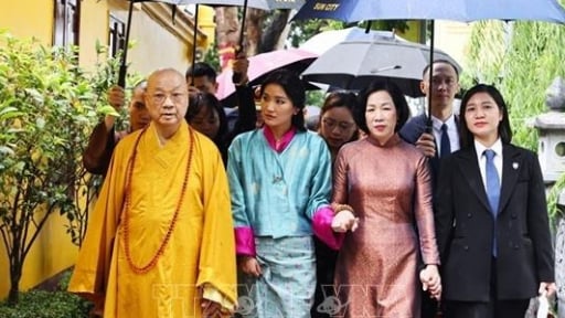 Phu nhân Chủ tịch nước và Hoàng hậu Bhutan tham dự lễ cầu nguyện tại Chùa Trấn Quốc