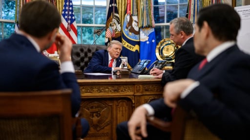 Nhà Trắng đăng ảnh ông Trump đang nói chuyện điện thoại với ông Putin