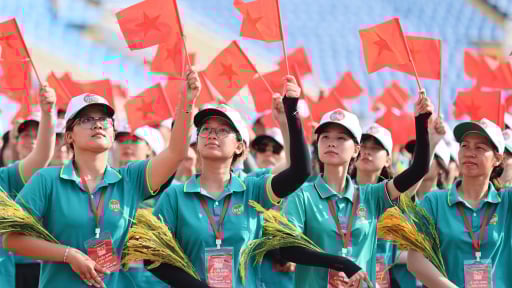13 khối quần chúng với hơn 2000 người “đội nắng”, hợp luyện lần đầu trên sân Mỹ Đình