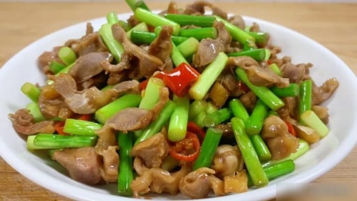 Loại thịt dai giòn, sừng sựt, giá rẻ bất ngờ, giàu protein, ít béo, xào với ngồng tỏi thơm ngào ngạt