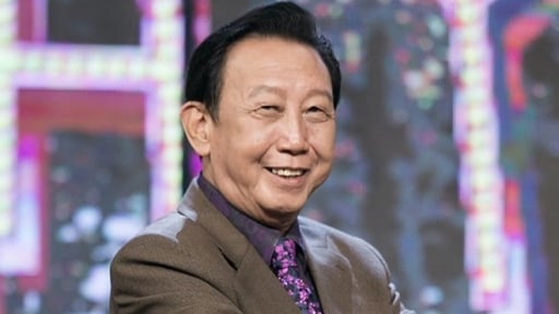 Danh ca Ngọc Sơn tặng Nghệ sĩ Nhân dân Thế Hiển 30 triệu đồng, nghẹn ngào hát ca khúc 'Hát về anh'