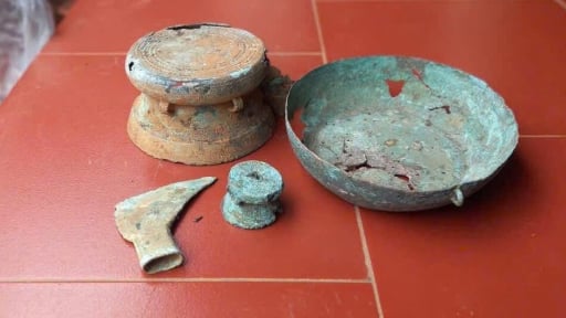 Đang làm vườn, ông nông dân Phú Thọ đào được hai thứ cổ vật quý, là trống đồng, rìu đồng từ thời Hùng Vương 