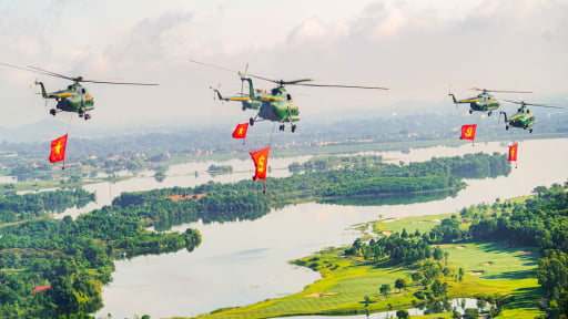 Mãn nhãn màn trình diễn 10 trực thăng bay huấn luyện kéo cờ Đảng, cờ Tổ quốc chuẩn bị cho Đại lễ A80