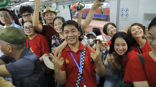 Tàu điện trên cao Cát Linh - Hà Đông ken đặc người đổ về Quảng trường Ba Đình để xem tổng hợp luyện