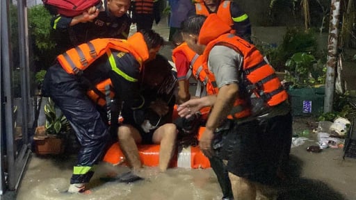 Đồng Nai: Mưa lớn, nước dâng cao gây ngập nhà dân, cảnh sát PCCC cứu 20 người bị mắc kẹt