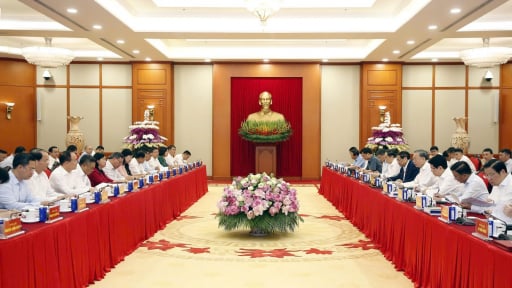Bộ Chính trị cho ý kiến về dự thảo Văn kiện, đề án nhân sự trình Đại hội của Hà Nội và TP.HCM