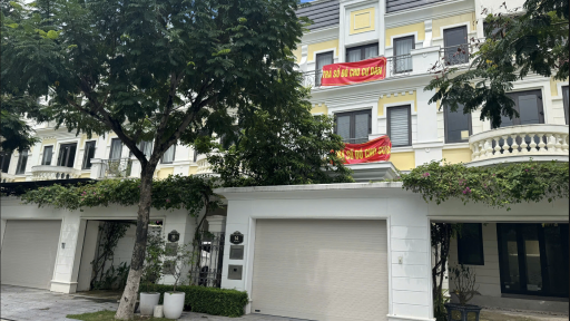 Chủ biệt thự hạng sang ở An Lạc Green Symphony căng băng rôn đòi sổ đỏ