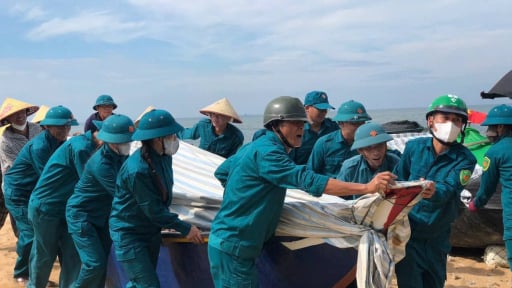 Hà Tĩnh: Ngư dân khẩn trương tránh bão số 5, thanh niên ra quân hỗ trợ