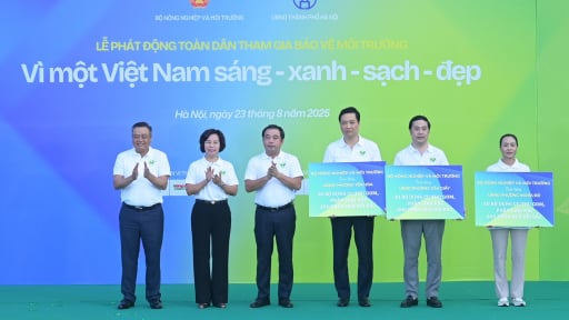 Vì một Việt Nam sáng - xanh - sạch - đẹp: Hàng trăm người cùng xuống đường thu gom, phân loại rác 