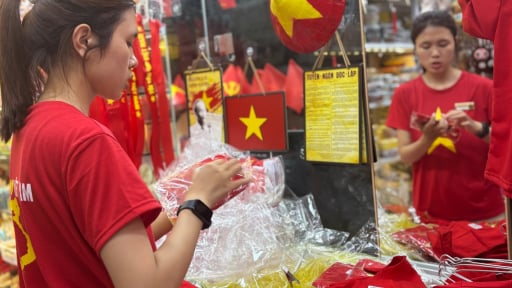 Người dân đổ xô mua sắm trang phục, phụ kiện yêu nước trước thềm Quốc khánh 2/9