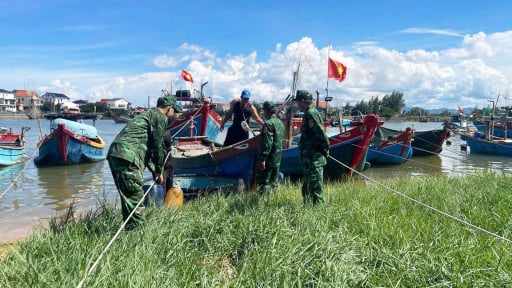 Ứng phó bão số 5: Miền Trung căng mình chạy đua với cơn bão nhanh, mạnh, nguy hiểm sắp đổ bộ