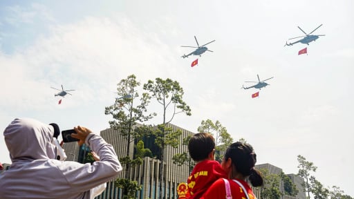 'Hổ mang chúa' Su-30MK2 nhào lộn, trực thăng, vận tải cơ bay luyện tập trên Quảng trường Ba Đình