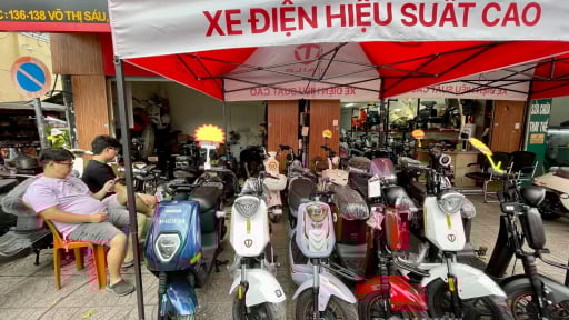 Xe điện bắt đầu hút khách, nhiều nơi tấp nập người đến mua