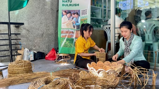 'Hô biến' lá cây, cỏ năn, xơ mướp xuất khẩu ào ào, lên kệ hàng thế giới