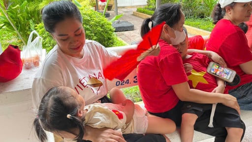Bệnh viện Xanh Pôn thành 'trạm nghỉ chân' dã chiến cho người dân xem tổng hợp luyện diễu binh