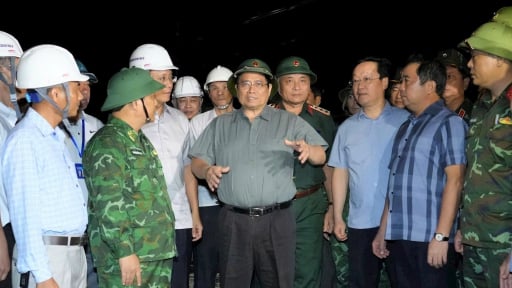Thủ tướng Phạm Minh Chính thị sát Cửa Lò trong đêm, chỉ đạo 'cần thiết phải cưỡng chế' để bảo vệ dân