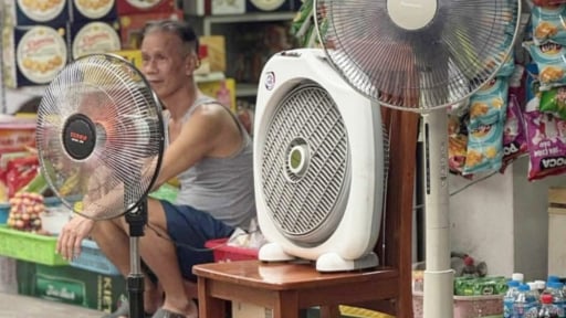 Người đàn ông mang toàn bộ quạt phục vụ miễn phí cho người dân xem diễu binh, diễu hành
