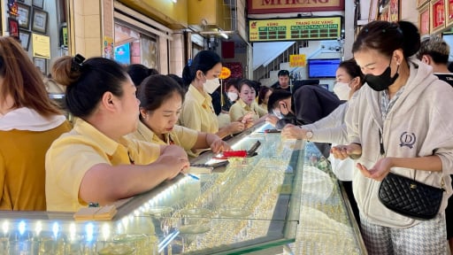 Giá vàng tăng lập đỉnh lịch sử, SJC báo lãi cao ngất